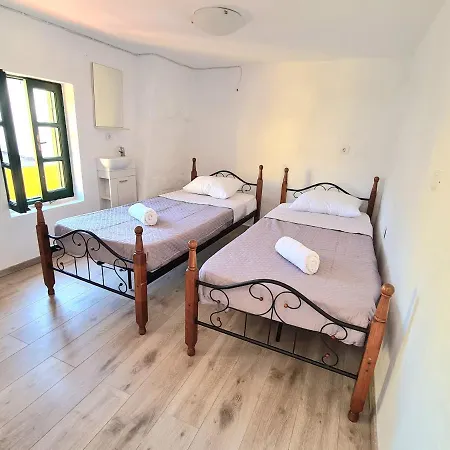 Elegant Traditional Suites & Apartment *