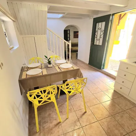 Apartment Elegant Traditional Suites & *