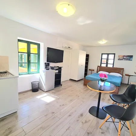 Elegant Traditional Suites & Apartment *
