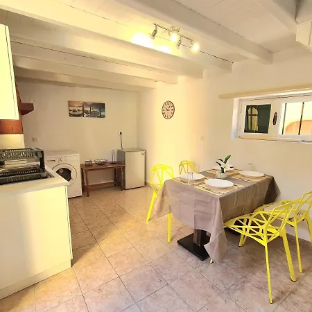 Apartment Elegant Traditional Suites &