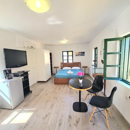 Elegant Traditional Suites & Apartment *